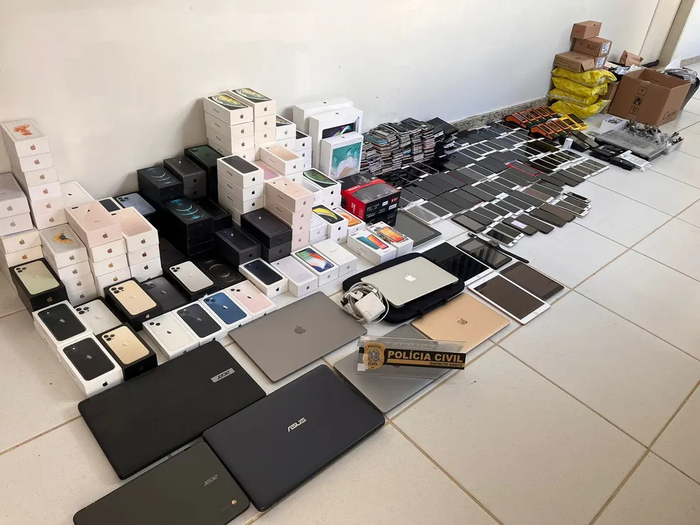 Polícia Civil apreendeu grande quantidade de celulares e carcaças de aparelhos ?- Foto: Divulgação/Polícia Civil