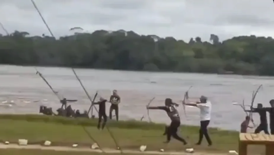 Empunhando arcos e flechas, indígenas avançam sobre posto militar na Venezuela - Foto: Reprodução