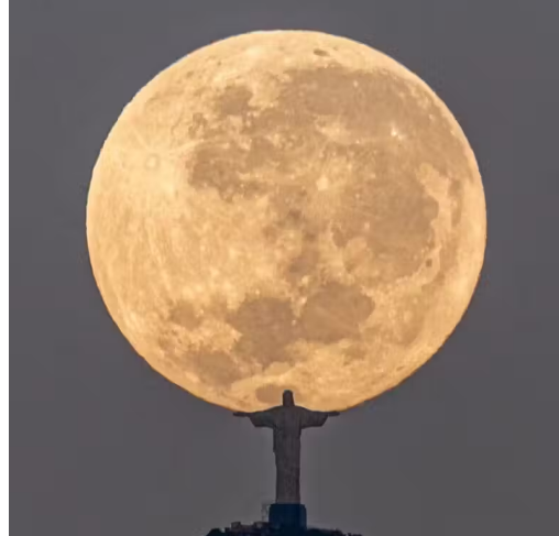 A foto do Cristo Redentor abraçando a Lua cheia foi tirada neste fim de semana pelo fotógrafo. Leonardo Sens - Foto: Leonardo Sens