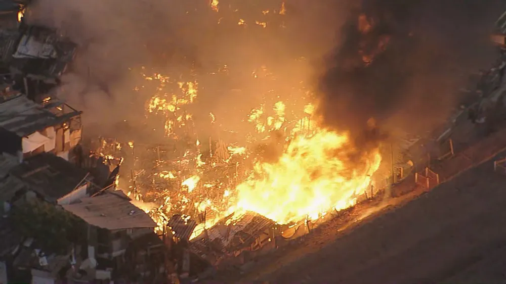 Incêndio em comunidade em Osasco, na Grande SP - Foto: Reprodução/TV Globo