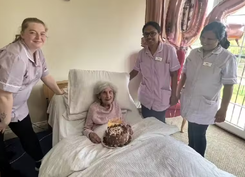 A idosa Joyce completou 102 anos e revelou que bom sexo é um dos segredo dela para vida longa - Foto: Care UK / SWNS