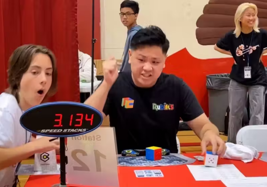 O jovem autista, de 21 anos, mais uma vez chegou ao livro dos recordes resolvendo um cubo mágico. Dessa vez foram 3,14 segundos para decifrar um cubo 3x3x3. - Foto: Reprodução/Guinness World Records.
