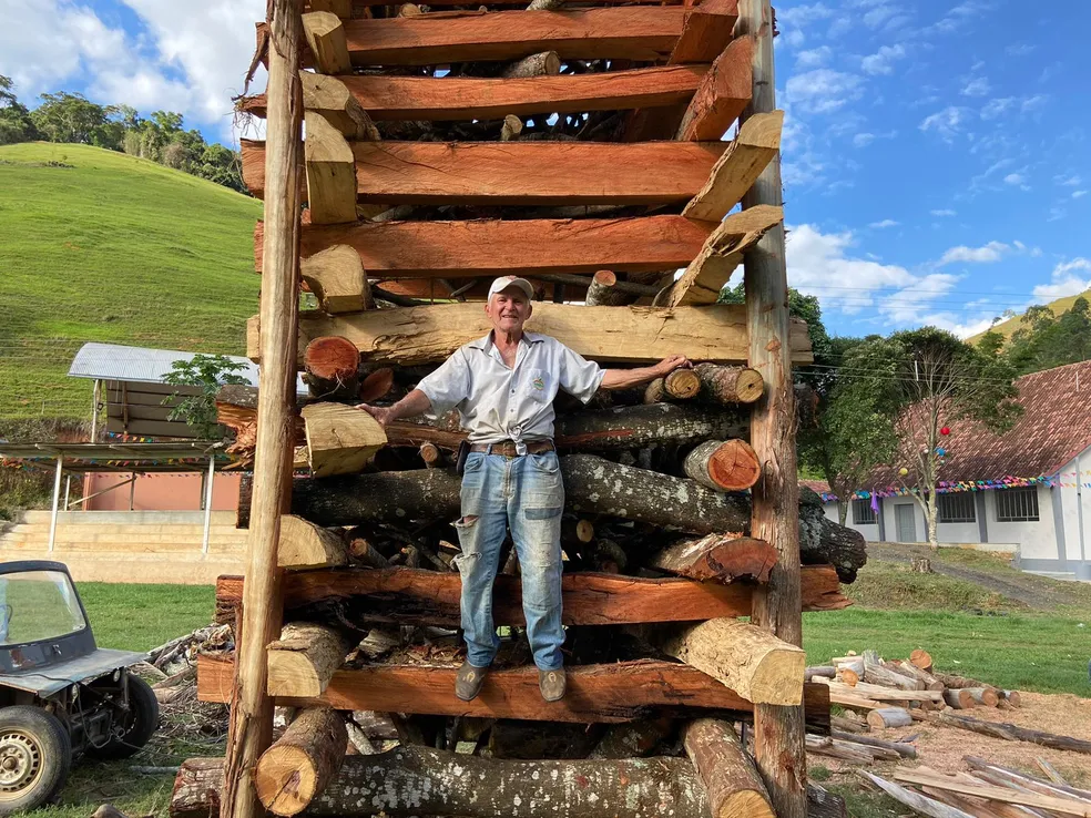 José Carlos Fachim, de 74 anos, faz fogueiras gigantes no interior do ES - Foto: Arquivo Pessoal