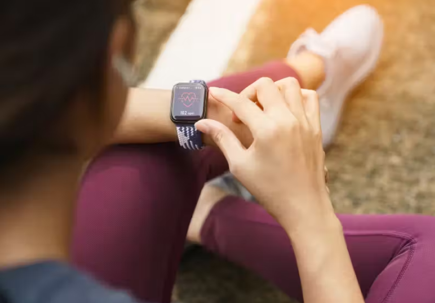 Um Apple Watch salva uma mulher após notificar batimentos cardíacos além do normal. - Foto: Canva.