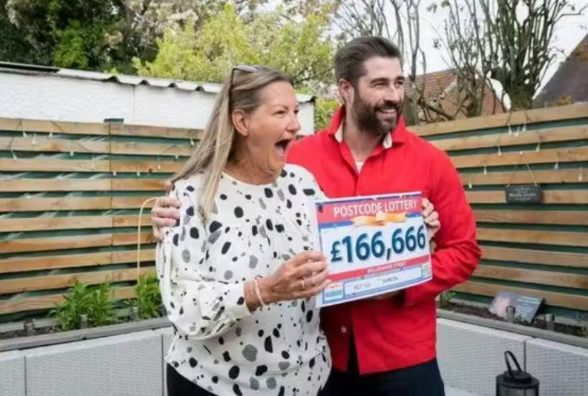 A viúva Lesley ganhou duas vezes na loteria e comemora com o embaixador da People's Postcode Lottery, Matt Johnson - Foto: People's Postcode Lottery