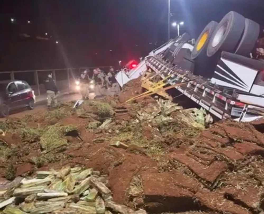 Caminhão com mais de 1 tonelada de maconha tombou na Avenida JK, em Juiz de Fora - Foto: Reprodução/Redes Sociais