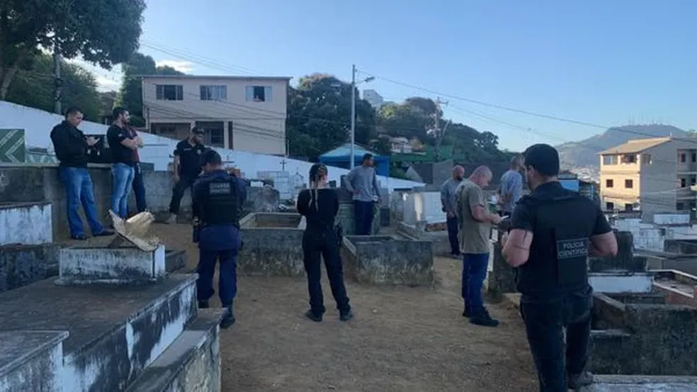 Peritos da Polícia Civil foram a cemitério tentar desvendar como uma perna apareceu em jazigo de Alvorada  Foto: Naiara Arpini/TV Gazeta