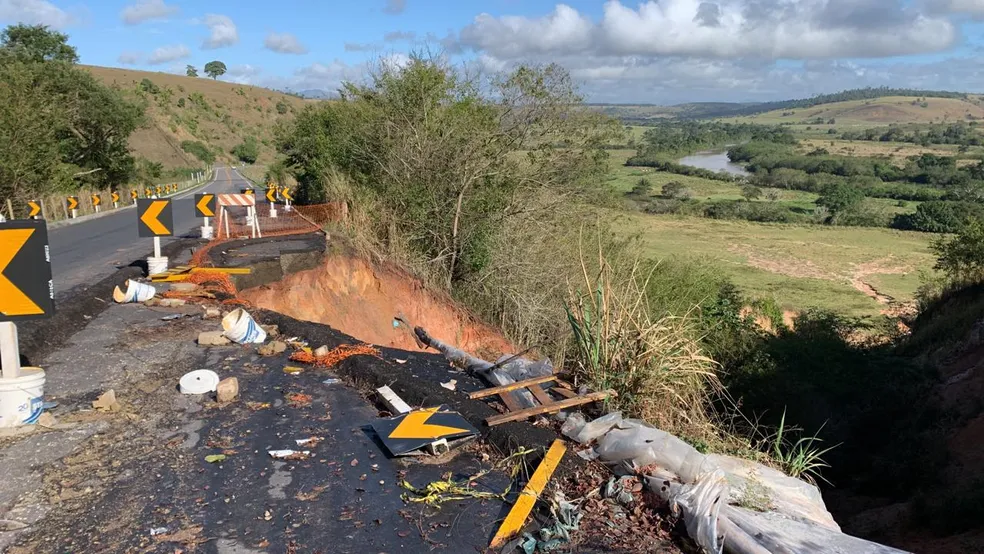 Motorista morre após carro cair em cratera aberta desde o ano passado em ES-381, em São Mateus (ES) ?- Foto: Raphael Verly