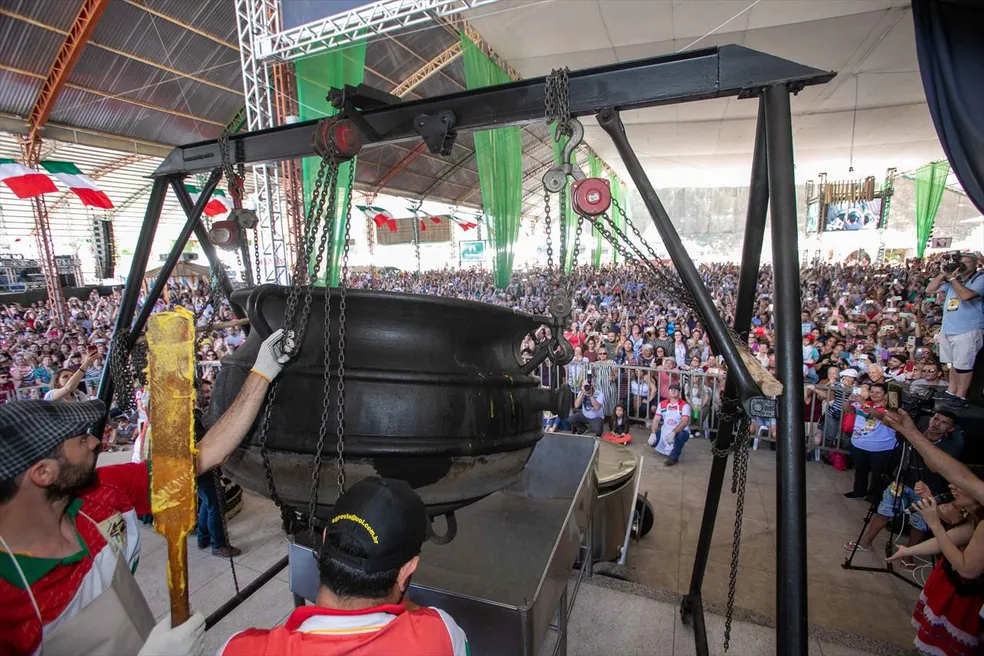 Tombo da polenta na Festa da Polenta, em Venda Nova do Imigrante, em 2019 - Foto: Divulgação