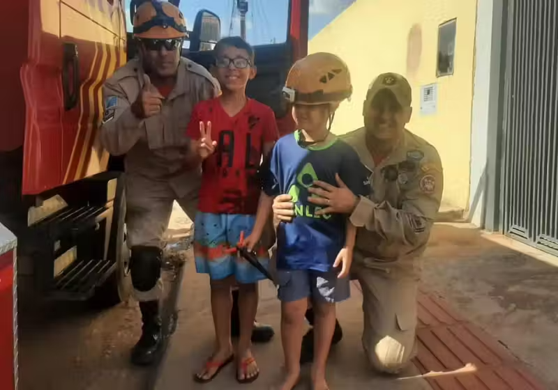 Os bombeiros resgataram o brinquedo e fizeram a alegria da criança autista. Foto: Reprodução/Corpo de Bombeiros de Campo Grande.