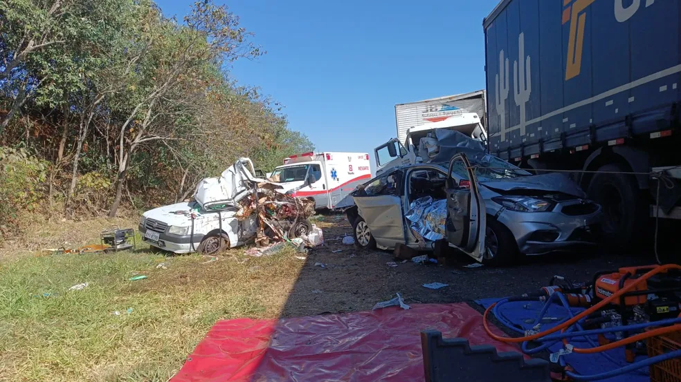 Engavetamento envolveu cinco veículos, dois caminhões e três carros, na BR-153, em Campos Novos Paulista - Foto: Corpo de Bombeiros/Divulgação