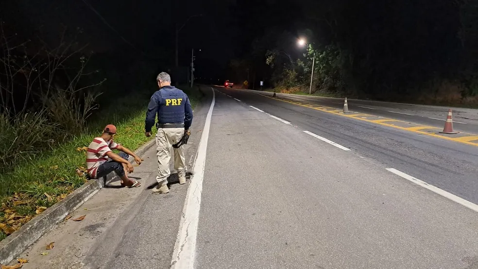 Jovem do RJ que estava desaparecido há sete meses e era procurado pela família é encontrado às margens da BR-101 no ES  Foto: PRF/Divulgação