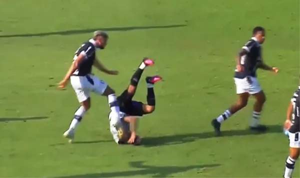Foto: Reprodução/Nosso Futebol / Exato momento em que Paulinho Curuá, do Remo, chuta a cabeça de Gabriel Pires, do Altos