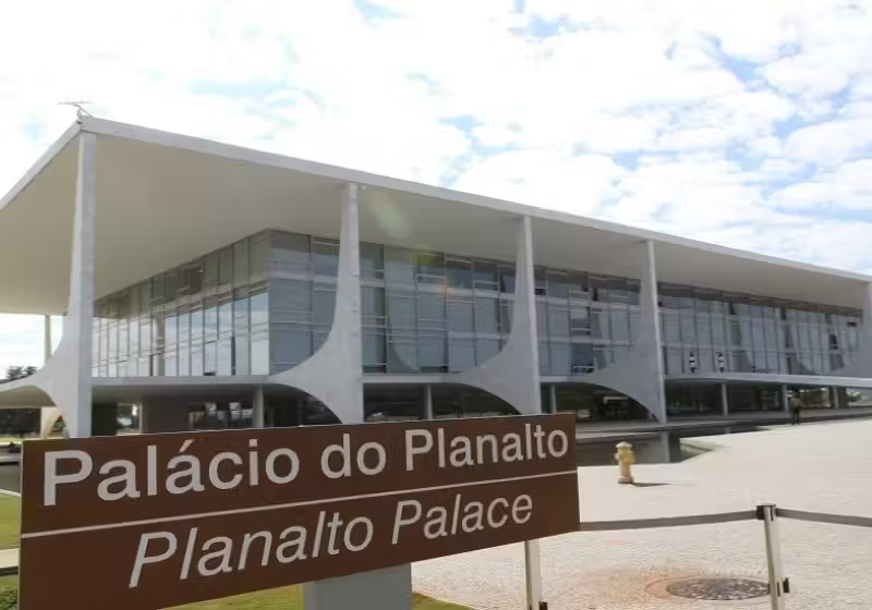 O projeto pretende reabrir todos os prédios danificados até o final do ano . - Foto: Google imagens