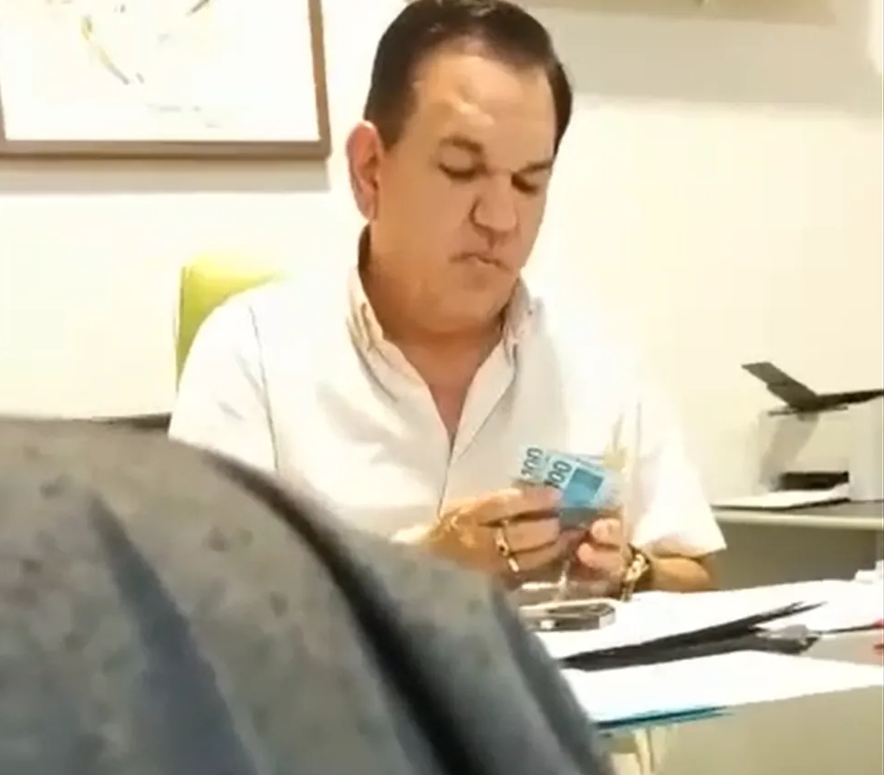 Vídeo mostra prefeito de Diamantino (MT) contando suposto dinheiro de propina - Foto: Reprodução
