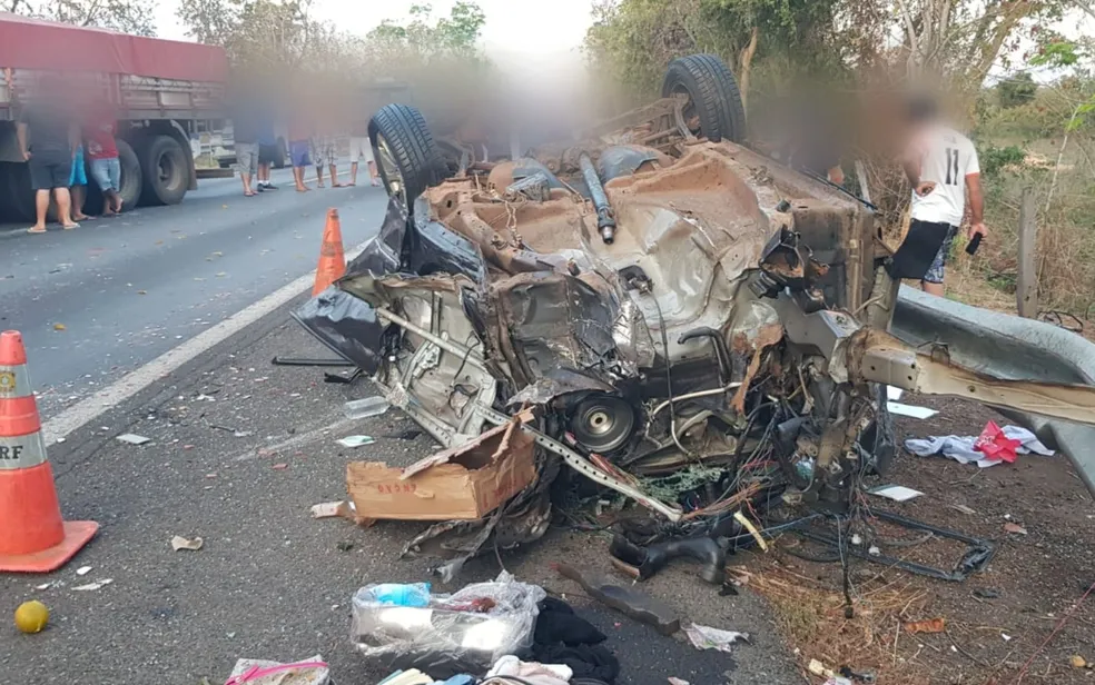 Carro fica destruído após bater contra caminhão em Formosa - Foto: Divulgação/Corpo de Bombeiros