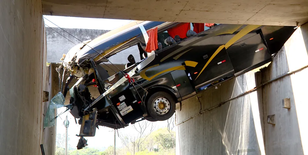 Ônibus sendo retirado de vão de viaduto em Campinas após acidente  Foto: EPTV