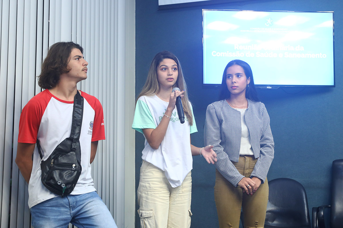 Bolsa para detectar obstáculos foi criada por alunos de escola pública para atender pessoas com deficiência visual