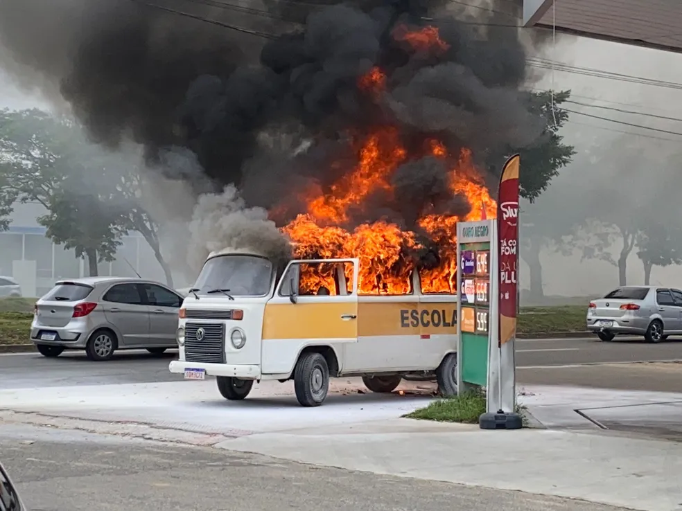 Van escolar pega fogo após encher tanque em posto de combustíveis - Foto: Cristian Miranda/TV Gazeta