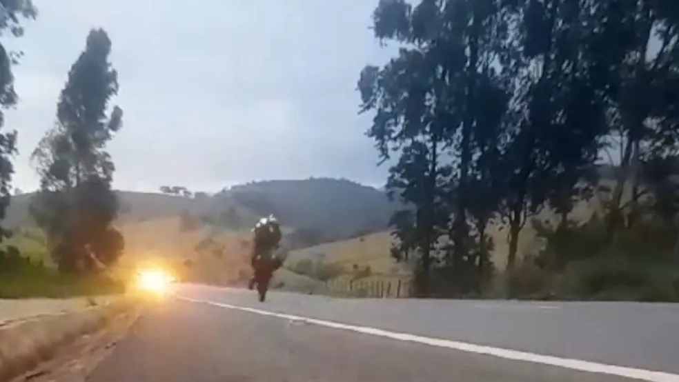 Motociclista fazendo manobra perigosa em rodovia de Alegre, Sul do ES ?- Foto: Reprodução/TV Gazeta