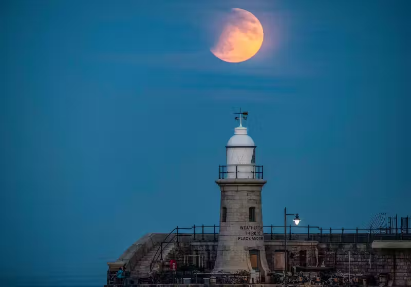 Várias cidades do Brasil terão visibilidade para o Eclipse Lunar de hoje à tarde. Torça para fazer tempo bom aí onde você está.- Foto: Canva