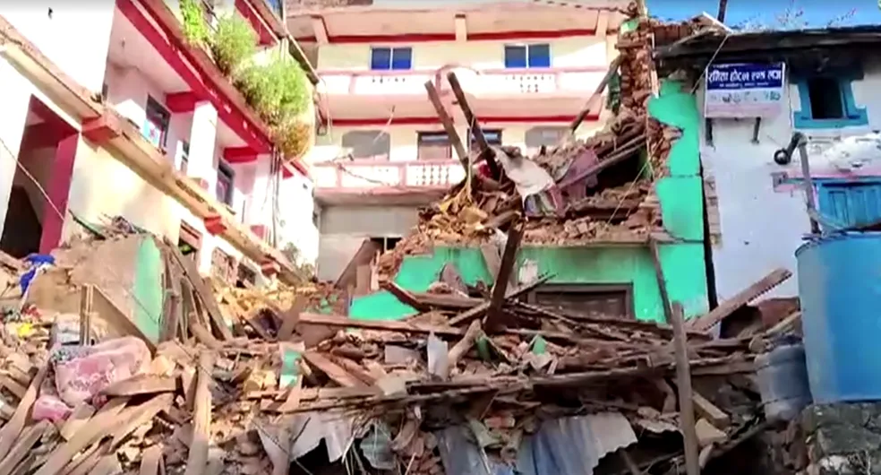 Casas desmoronaram após terremoto no Nepal, em 3 de novembro de 2023 - Foto: Reuters