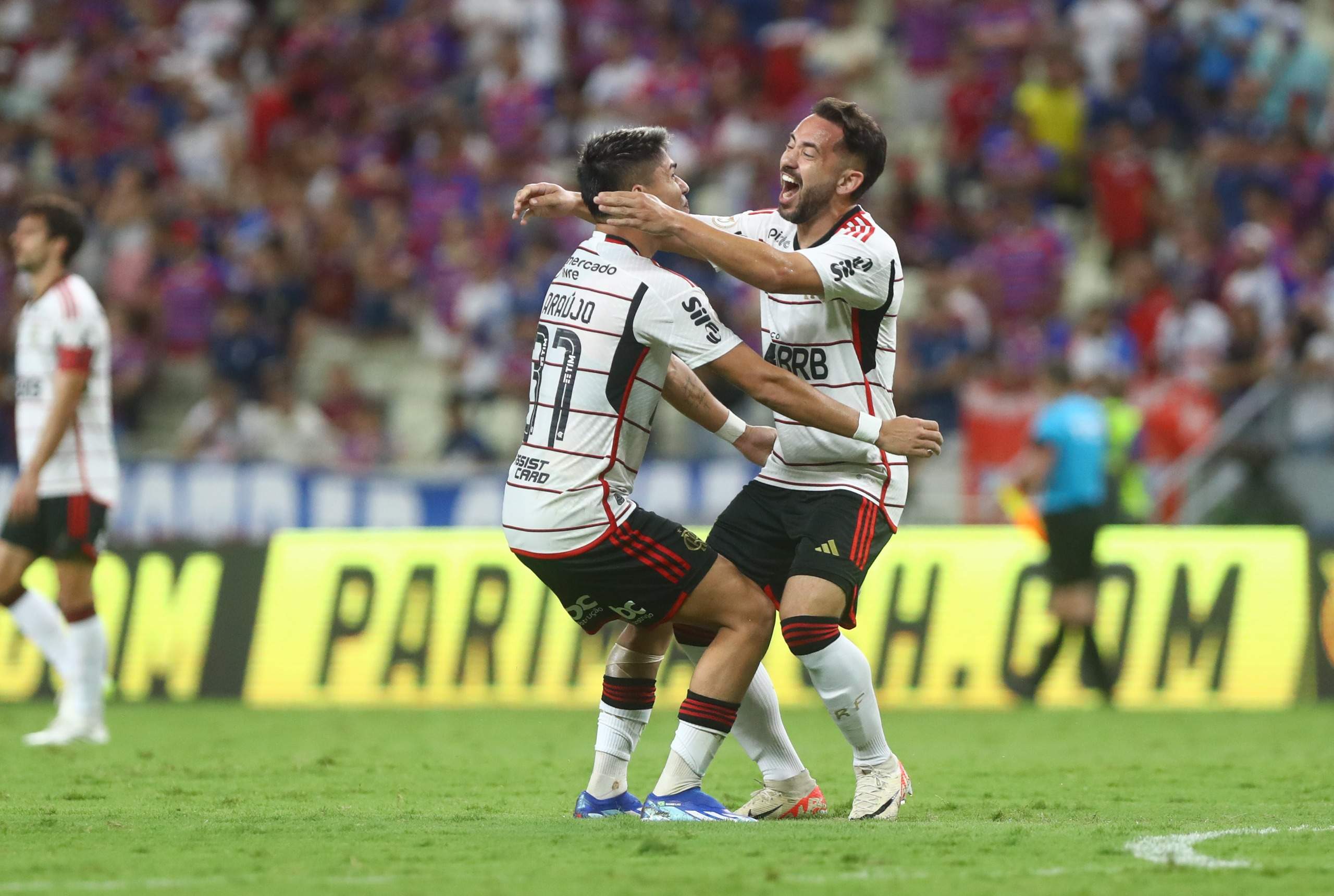 Foto: Gilvan de Souza / CRF / Luiz Araújo abraça Everton Ribeiro e comemora o segundo gol da vitória do Flamengo fora de casa