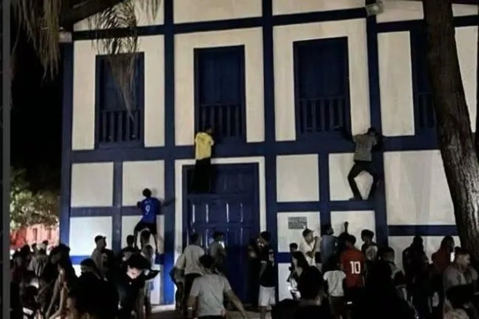 Pessoas escalando igreja paracatu influenciador cesar rincon minas gerais - Foto: Reprodução/Redes Sociais