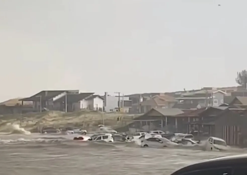 Carros boiando durante tsunami meteorológico em Laguna - Foto: Reprodução