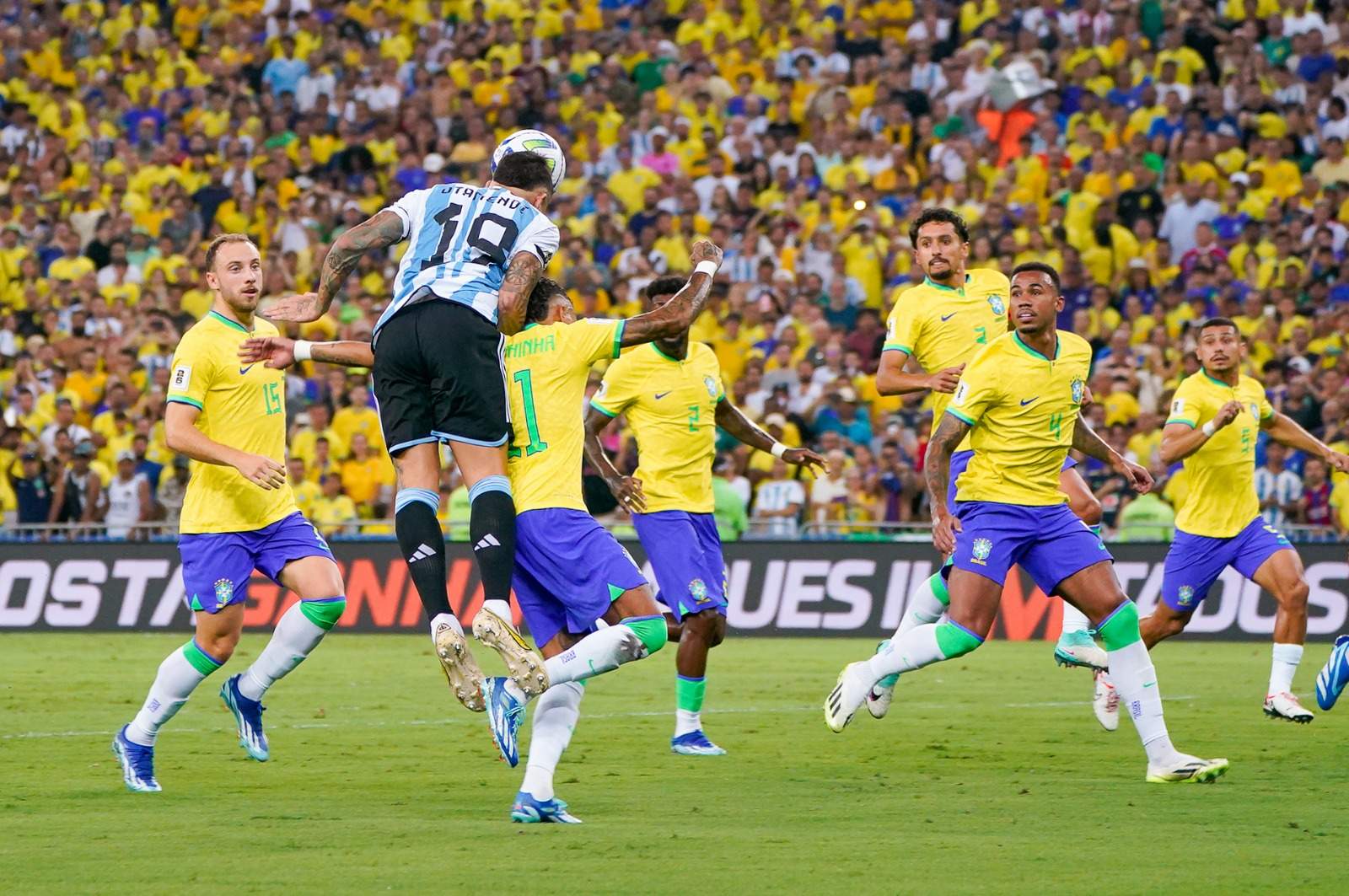 Foto: Diario Olé/Otamendi, de cabeça, faz o gol da vitória da Argentina e impõe a terceira derrota seguida ao Brasil