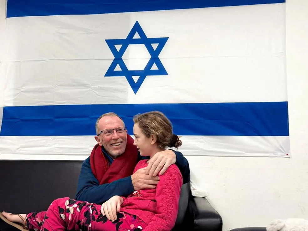 Emily Hand ao lado do pai após ter sido libertada pelo Hamas, em 25 de novembro de 2023 - Foto: Forças de Defesa de Israel