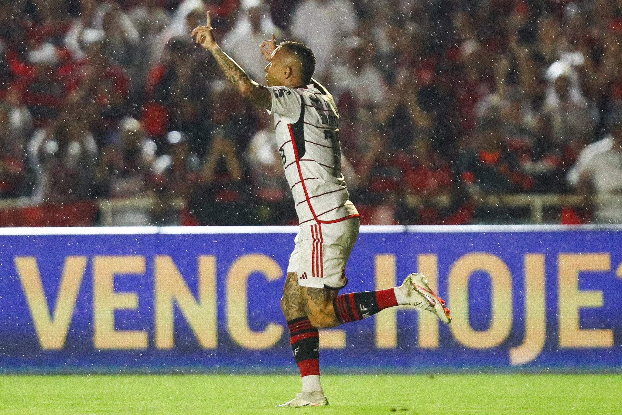 Foto: Gilvan de Souza / CRF/Cebolinha comemora o gol que abriu o placar na vitória do Flamengo sobre o América/MG