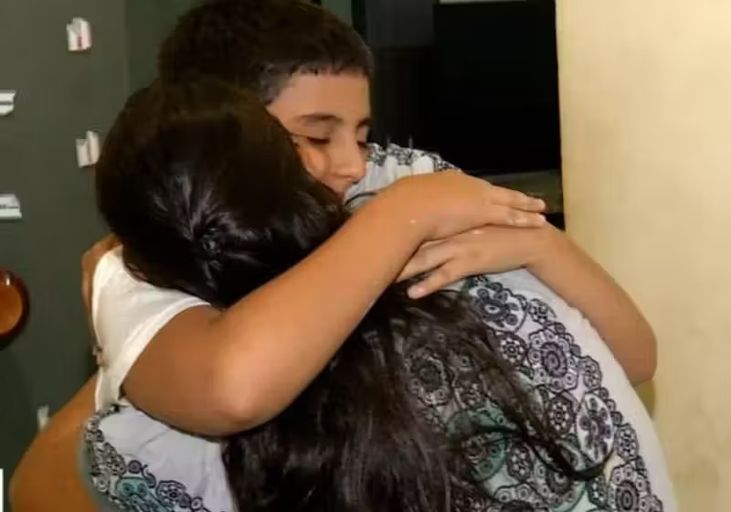 O menino ajudou sua mãe que estava levando um choque, ele aprendeu as técnicas na escola. Foto: Reprodução/TV Anhanguera.