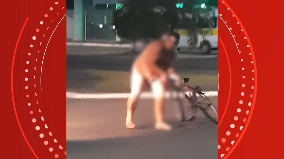 Homem nu joga bicicleta contra carro e causa confusão no trânsito na Serra (ES) - Foto: Reprodução