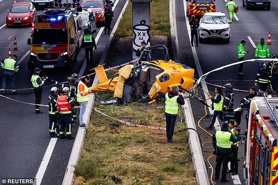 Equipes de resgate do helicóptero que caiu na avenida espanhola conseguiram resgatar as vítimas - Foto: Reprodução/DailyMail