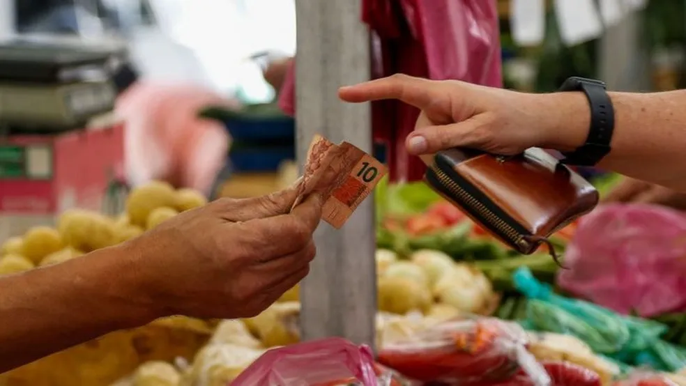 Consumidor em feira livre - Foto: BBC