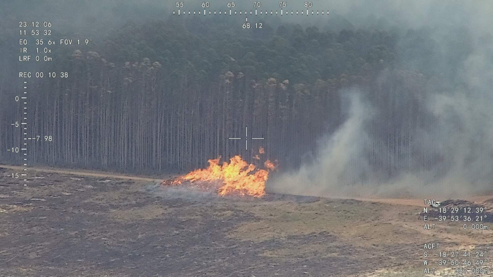 Foto: Divulgação / Suzano / Incêndio em pilha de madeira já colhida