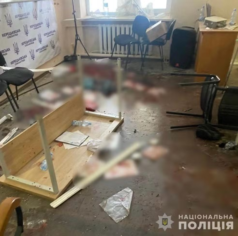 Sala de reunião da prefeituPora após deputado explodir granadas, em prefeitura no oeste da Ucrânia, em 15 de dezembro de 2023. - Foto: Polícia Nacional da Ucrânia