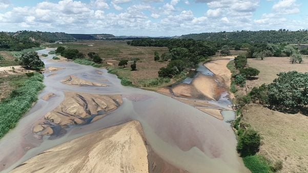 Formato original do Rio São Mateus aparece à direita da imagem; curso secou com a estiagem. (Raphael Verly)