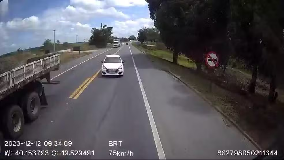 Câmera em carreta flagra momento em que carro bate de frente na BR-101 em Linhares (ES) ?- Foto: Reprodução