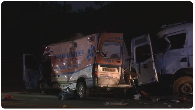 Ambulância bate em carreta, e cinco morrem na BR-040, em MG, Santos Dumont ?- Foto: Rodrigo Soares/TV Integração