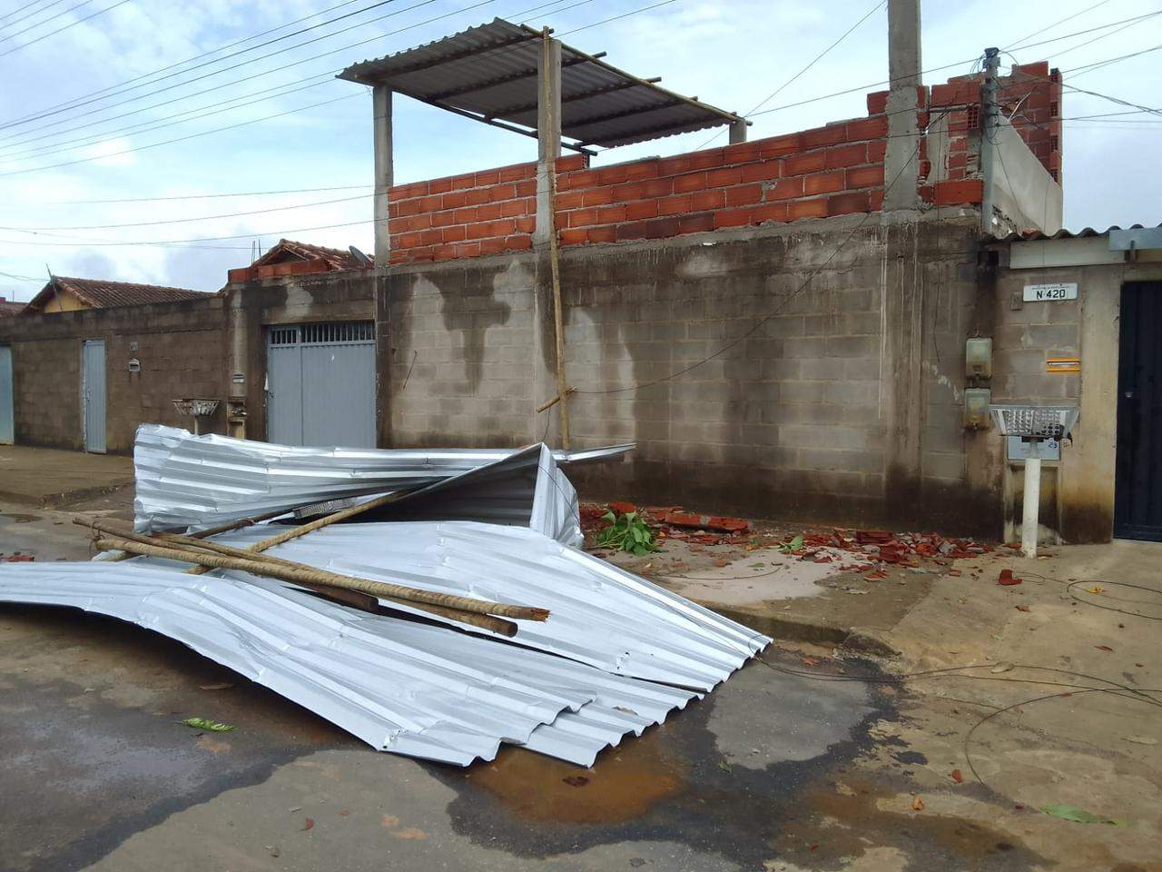 Foto: Reprodução/ WhatsApp TV Vitória/Uma casa ficou destelhada após a forte chuva em Colatina