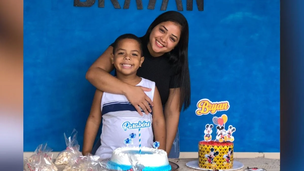 Brayan, vítima da dengue, ao lado da irmã em uma festa de aniversário. (Arquivo Pessoal)