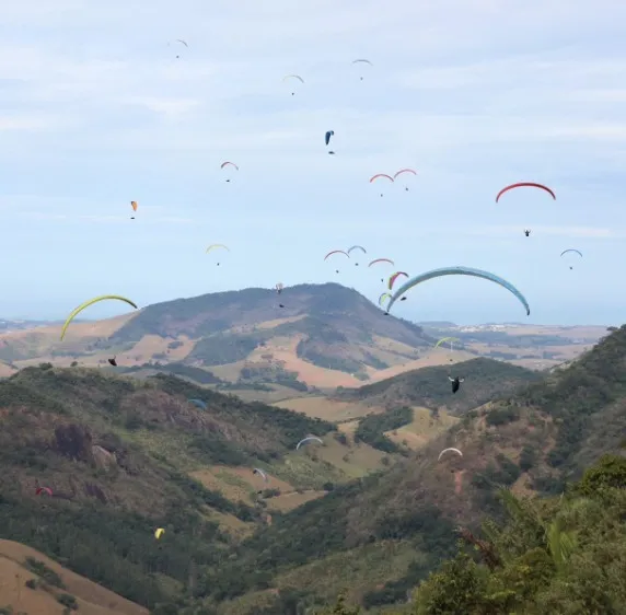 A Rampa conta com um visual exuberante que contempla desde o vale da Vila até o Mar.(Imagem: Divulgação/Federação Capixaba de Voo Livre)