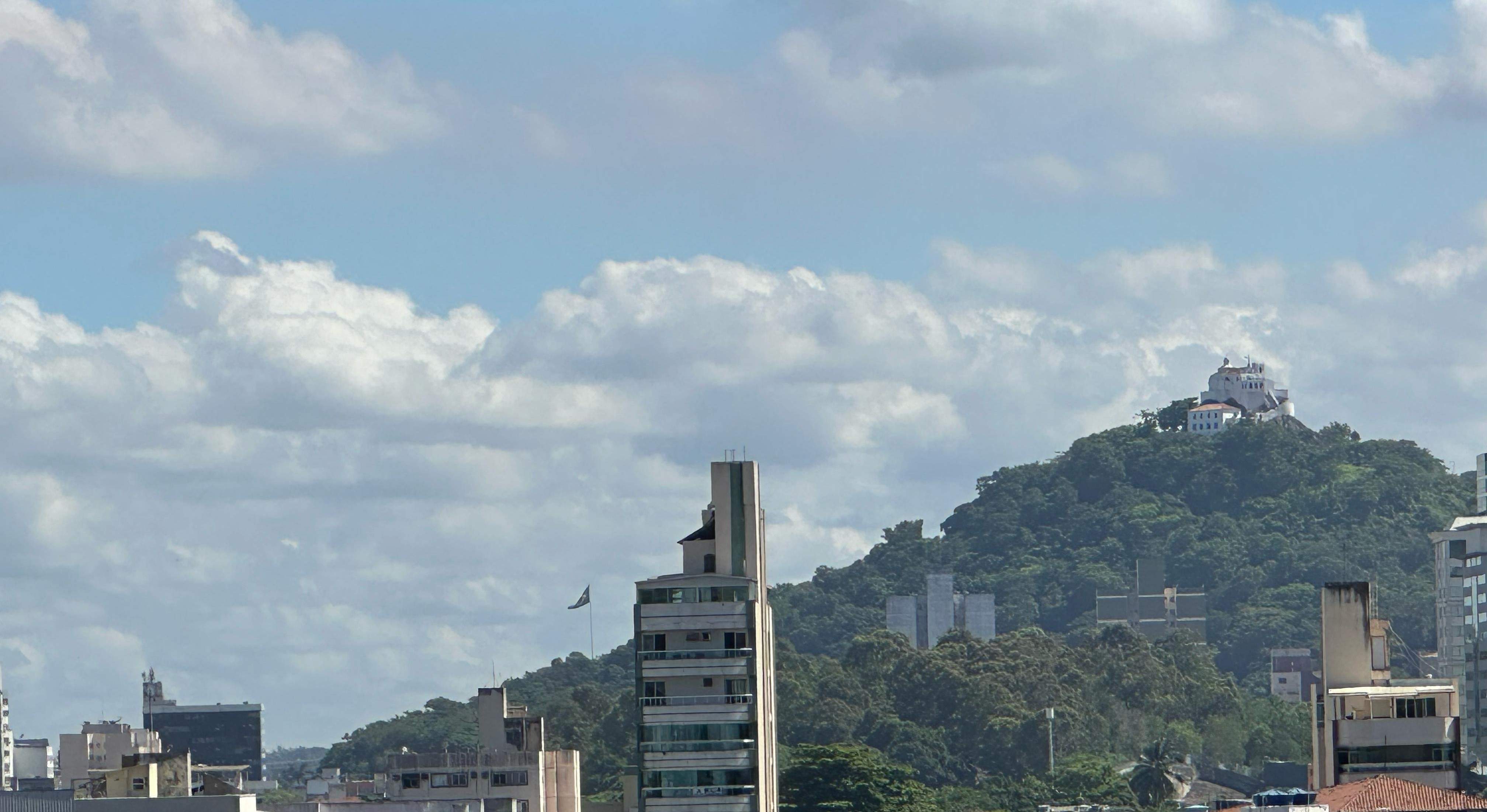 Foto: Luana Mattos/internauta/Céu de Vila Velha na manhã desta segunda-feira (26).