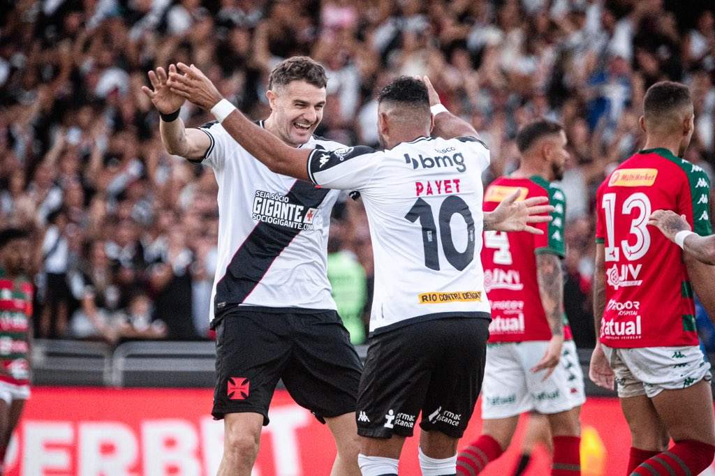 Foto: Leandro Amorim/Vasco/Vegetti e Payet comemoram o primeiro gol do Vasco na goleada sobre a Portuguesa, em São Januário