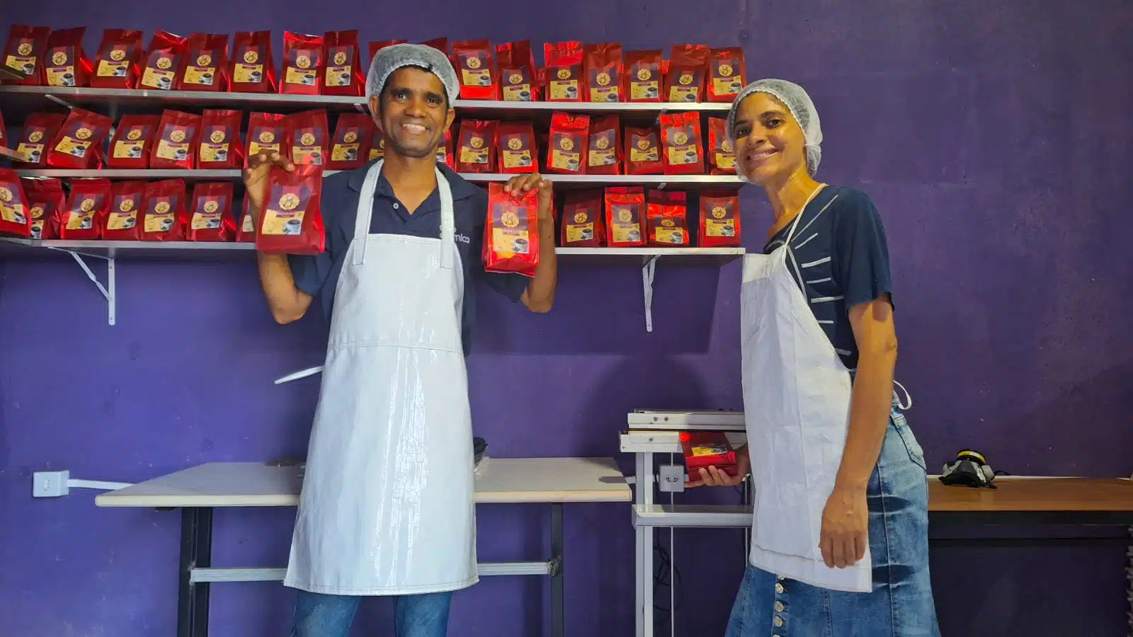 Foto: Arquivo pessoal Leia mais em: https://conexaosafra.com/curiosidades/cafe-de-acai-e-sucesso-de-venda-e-garante-renda-de-familia-em-viana/