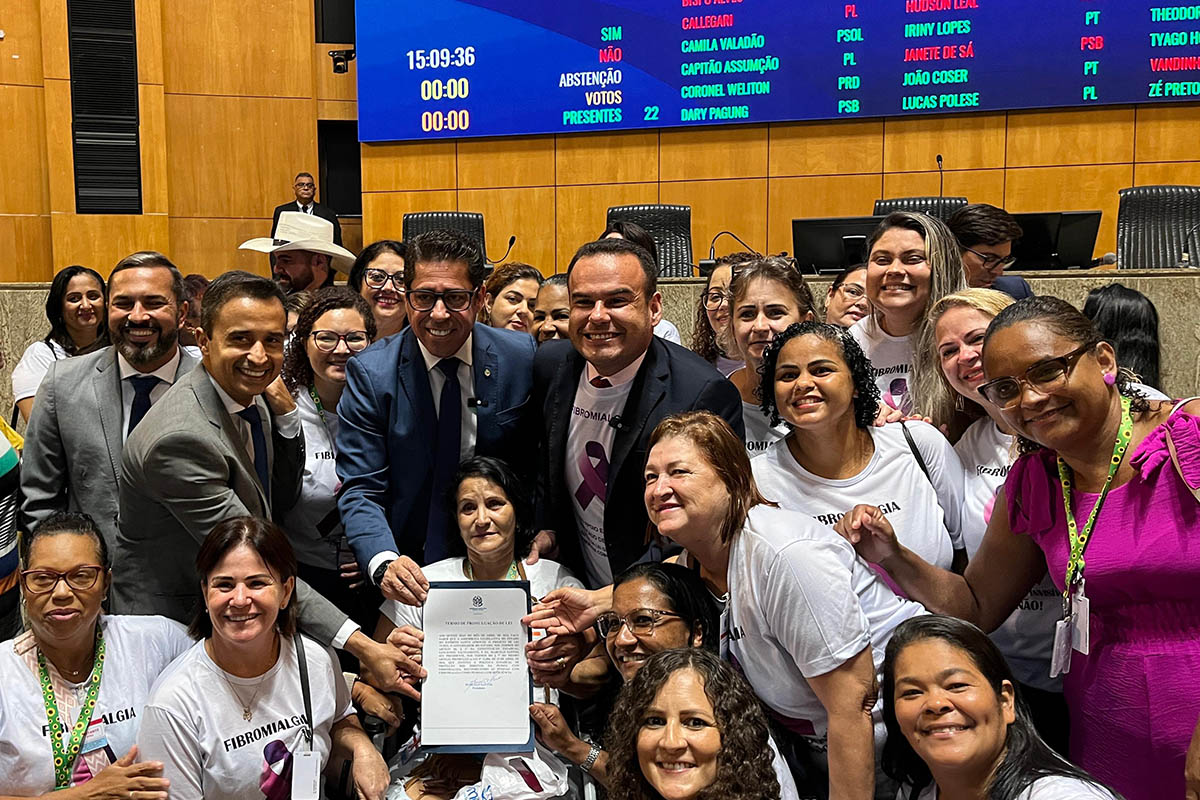 Deputados e representantes de movimentos de pessoas com fibromialgia comemoram a nova lei / Foto: Ana Salles