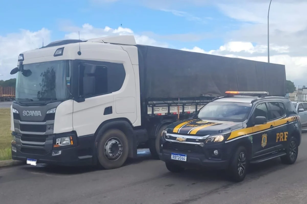 Veículo e carga recuperada encaminhados para a Delegacia de Linhares. (Divulgação/PRF)