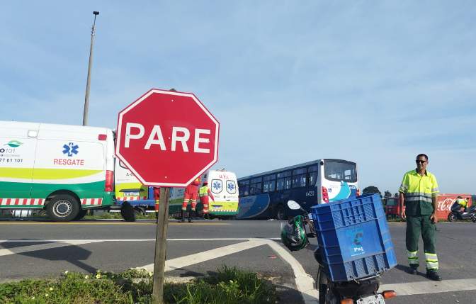 Segundo a PRF, a vítima, que não teve a identidade divulgada, seguia pela BR-101 quando teria atingido a lateral do ônibus